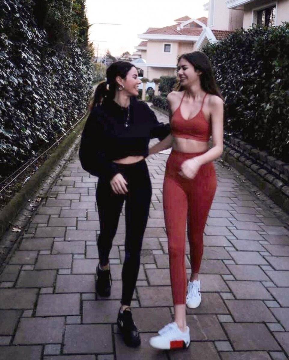 Defne Samyeli ile Deren Talu’dan yürüyüş pozları