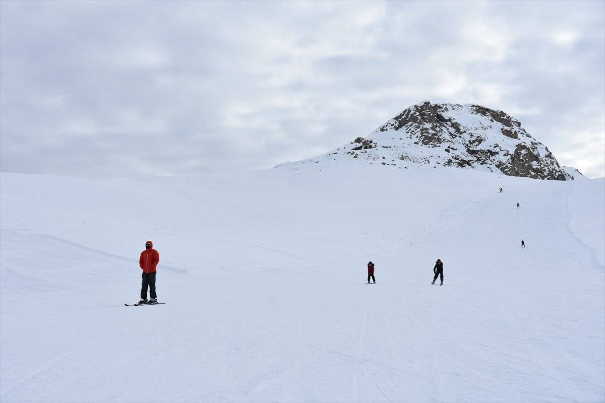 Hakkari'deki kayak merkezi, korona tedbirleri altında kapılarını sporculara açtı