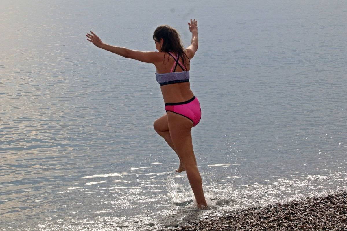 Türkiye aşığı Rus turistin Antalya'daki deniz keyfi