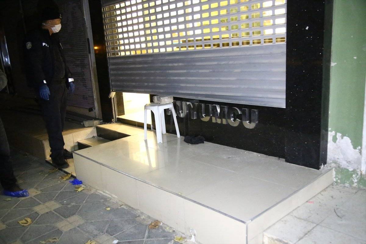 Adana'da kuyumcuya giren iki hırsız suçüstü yakalandı