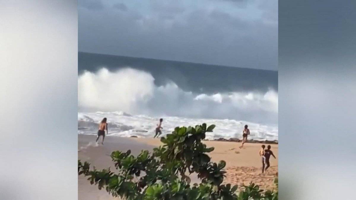 Havai’de sörfçü Mikey Wright boğulan bir kişiyi boğulmaktan kurtardı