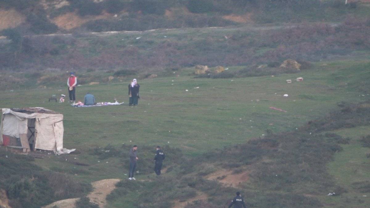 Arnavutköy'de sokağa çıkma kısıtlamasında piknik yapanlar polisi görünce kaçıştı