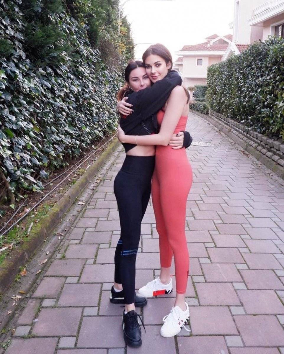 Defne Samyeli ile Deren Talu’dan yürüyüş pozları