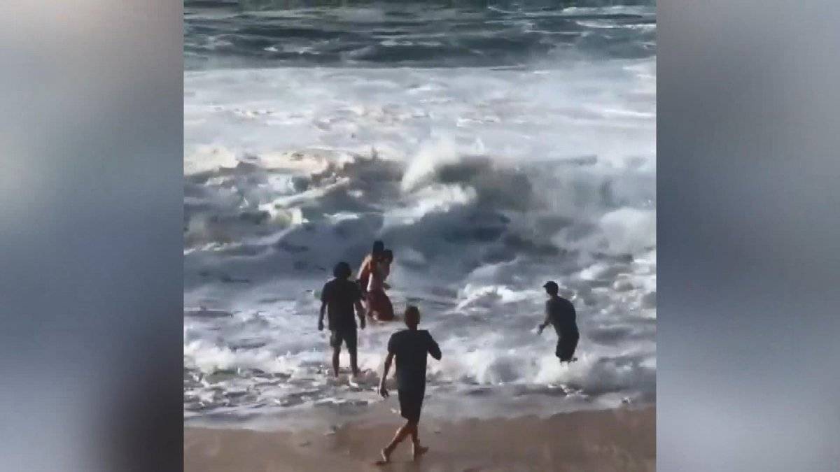 Havai’de sörfçü Mikey Wright boğulan bir kişiyi boğulmaktan kurtardı