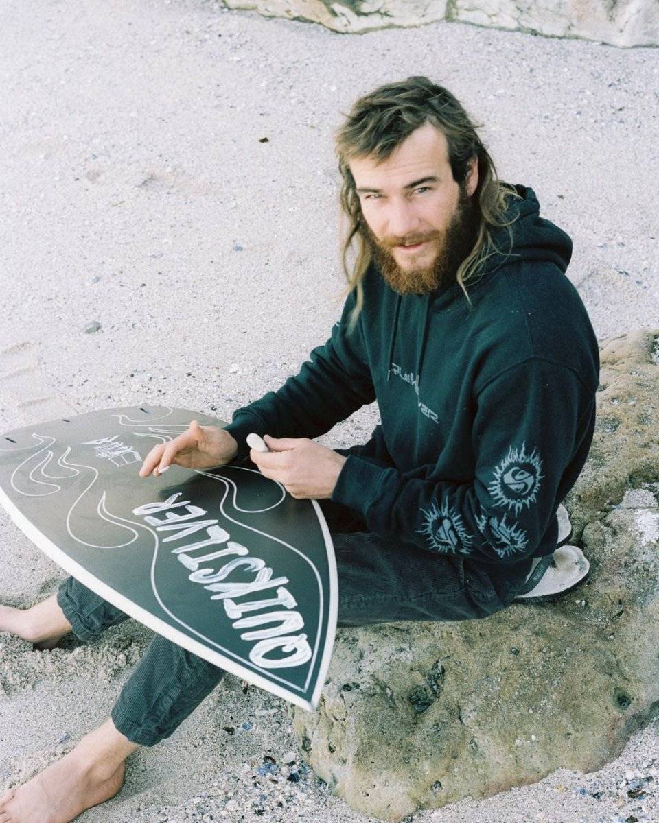 Havai’de sörfçü Mikey Wright boğulan bir kişiyi boğulmaktan kurtardı