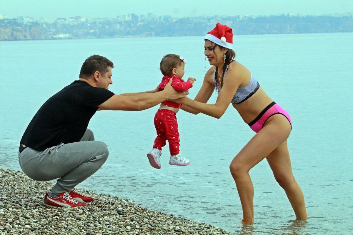 Türkiye aşığı Rus turistin Antalya'daki deniz keyfi