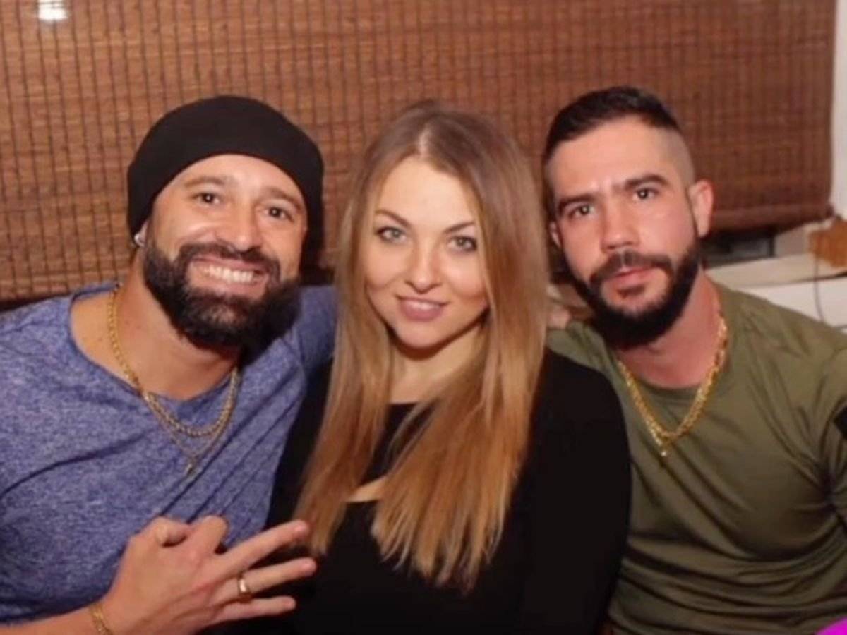 Barda tanıştıkları kadına aşık olup, üçlü ilişki yaşamaya başladılar