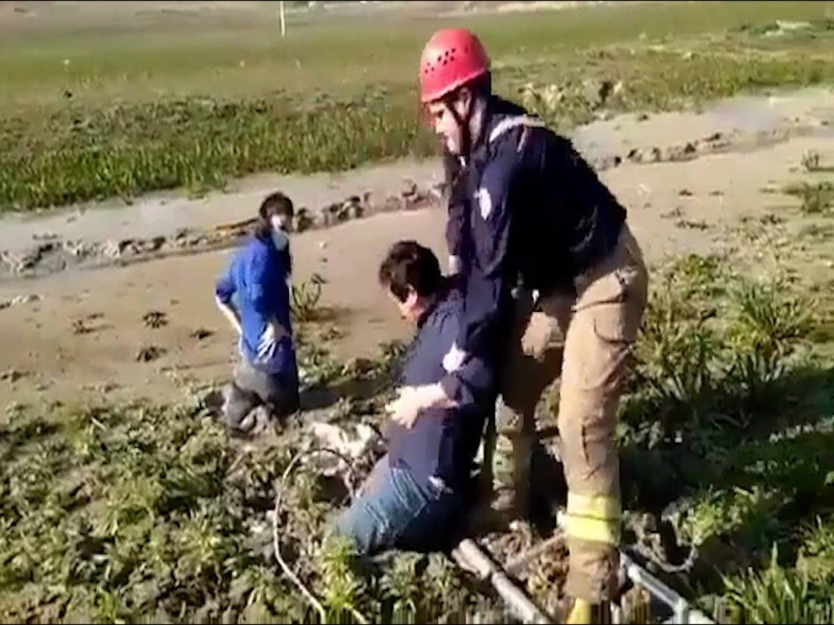 Sazlıbosna Barajı'na giden haberciler balçığa saplandı