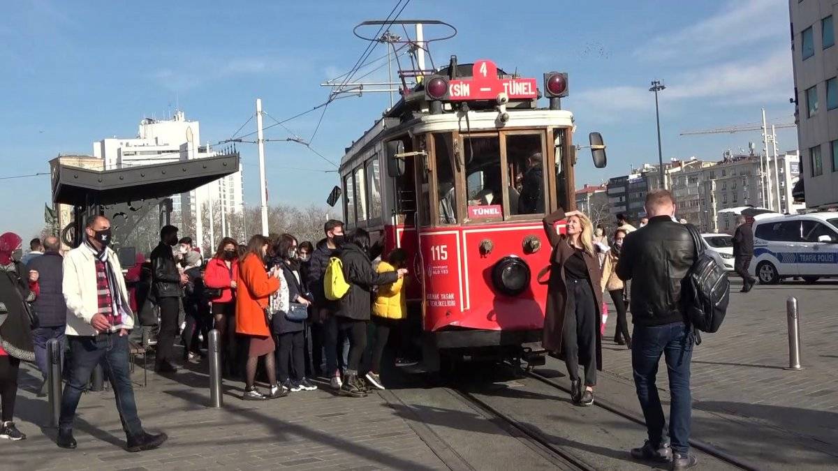 Taksim’de 80 saatlik kısıtlamadan sonra yoğunluk patlaması yaşandı