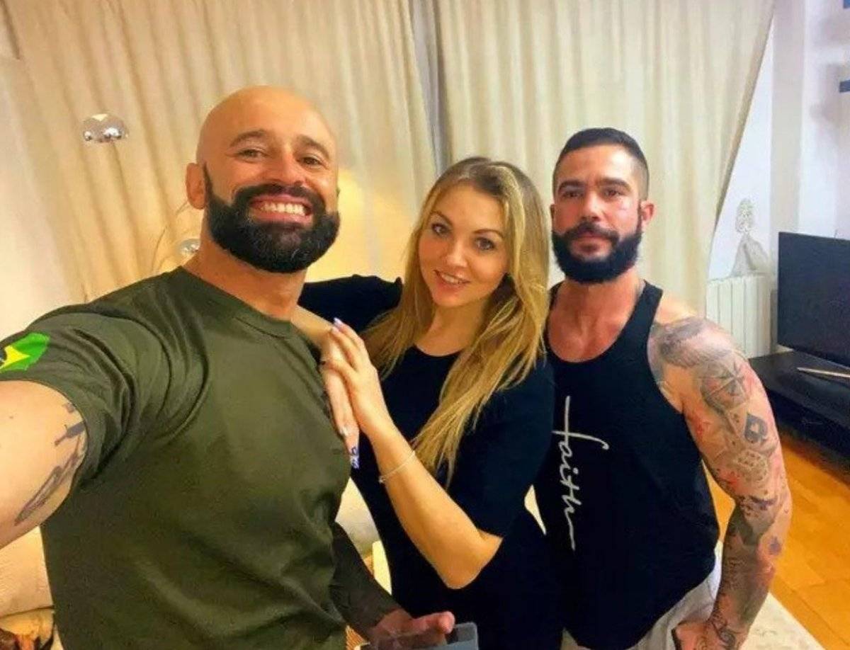 Barda tanıştıkları kadına aşık olup, üçlü ilişki yaşamaya başladılar