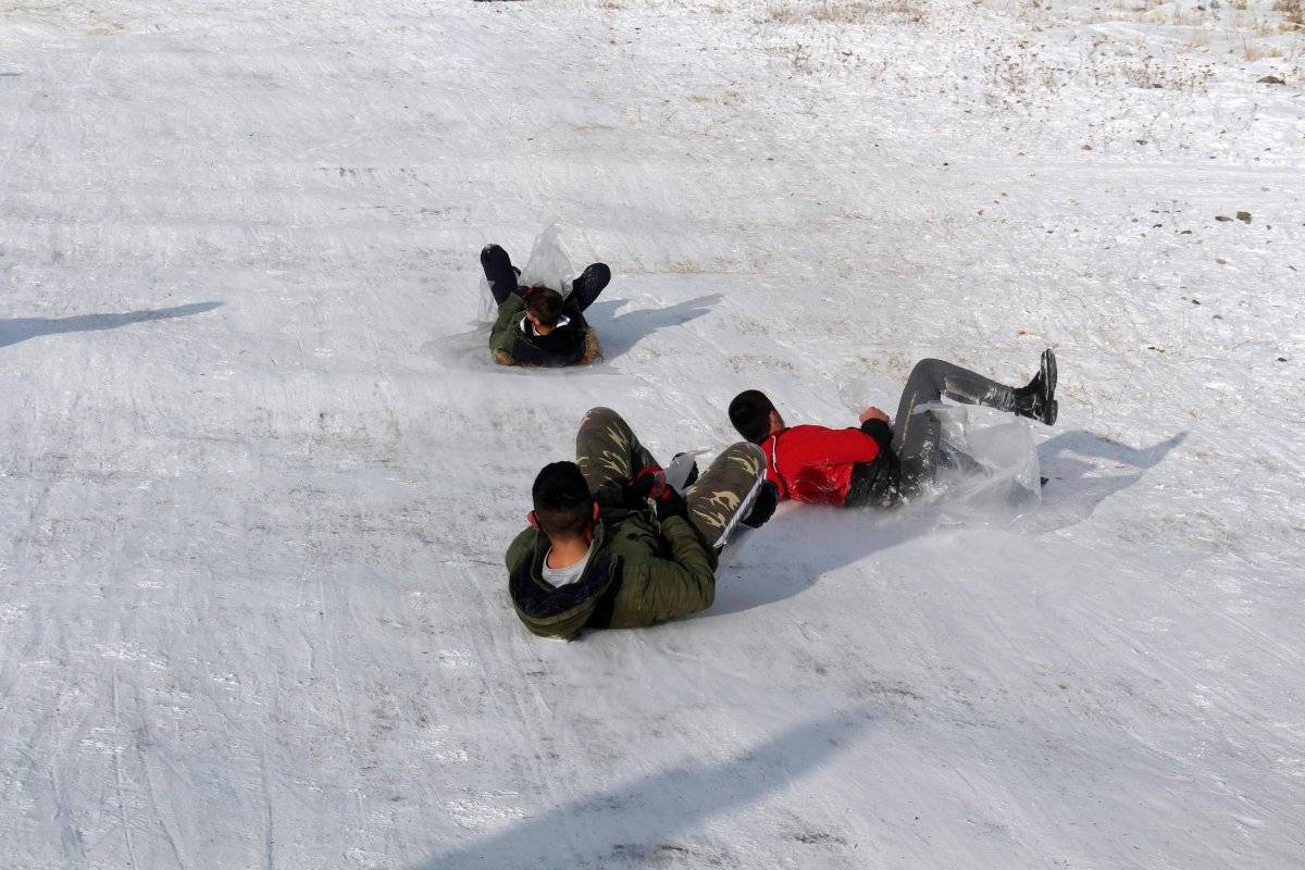 Ardahan'da çocukların kızak keyfi