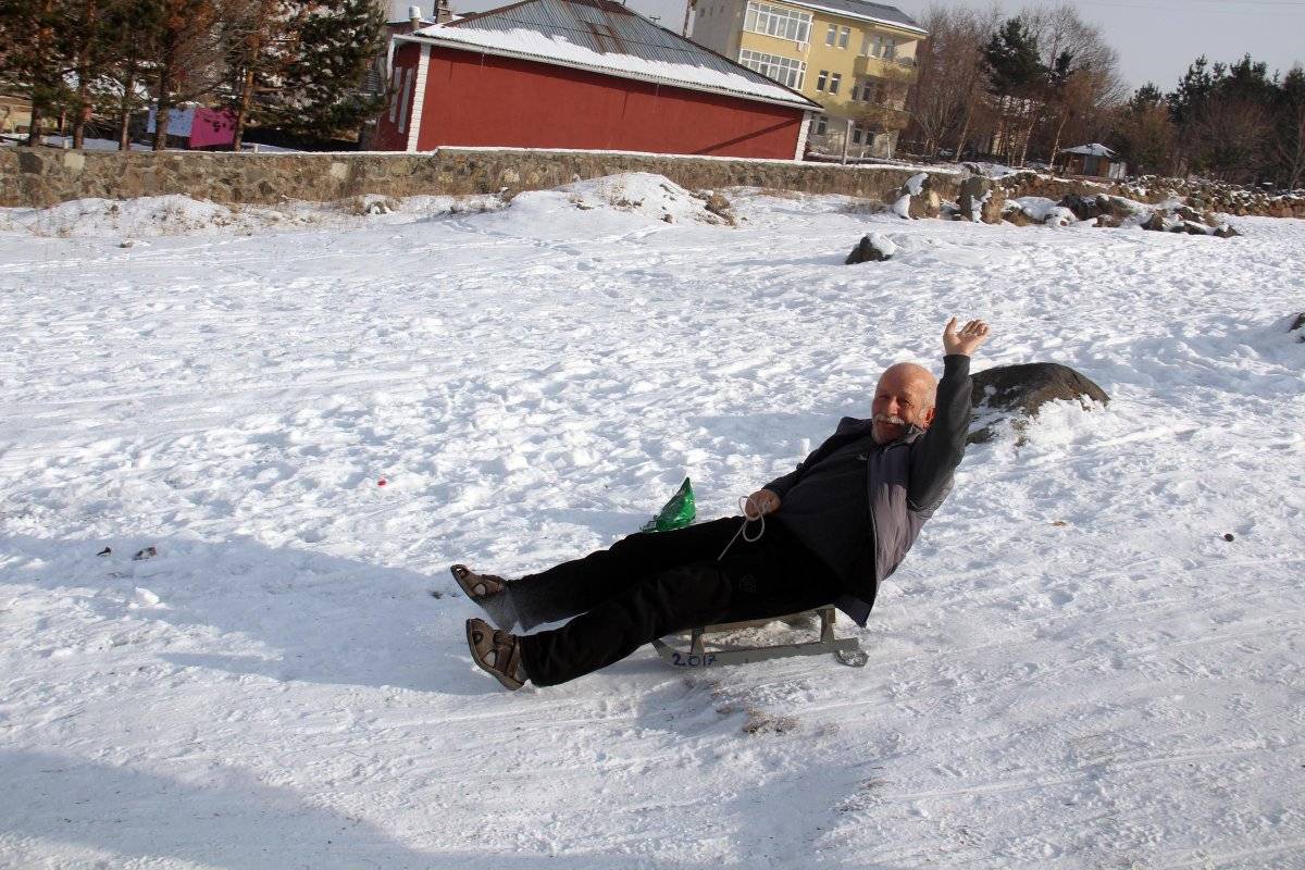 Ardahan'da çocukların kızak keyfi