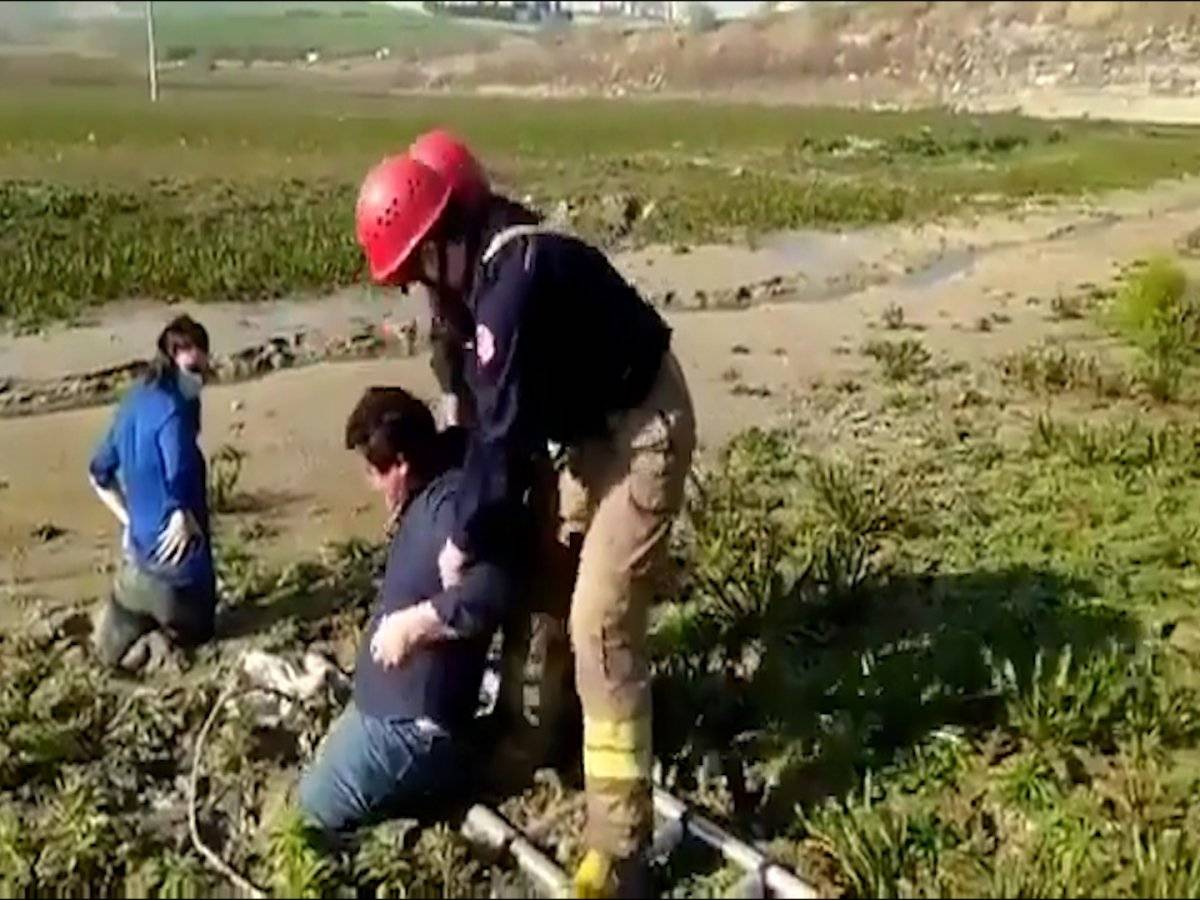 Sazlıbosna Barajı'na giden haberciler balçığa saplandı