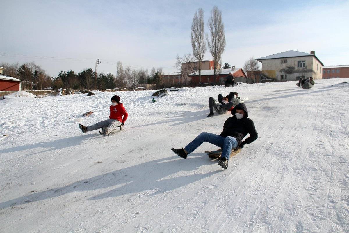 Ardahan'da çocukların kızak keyfi