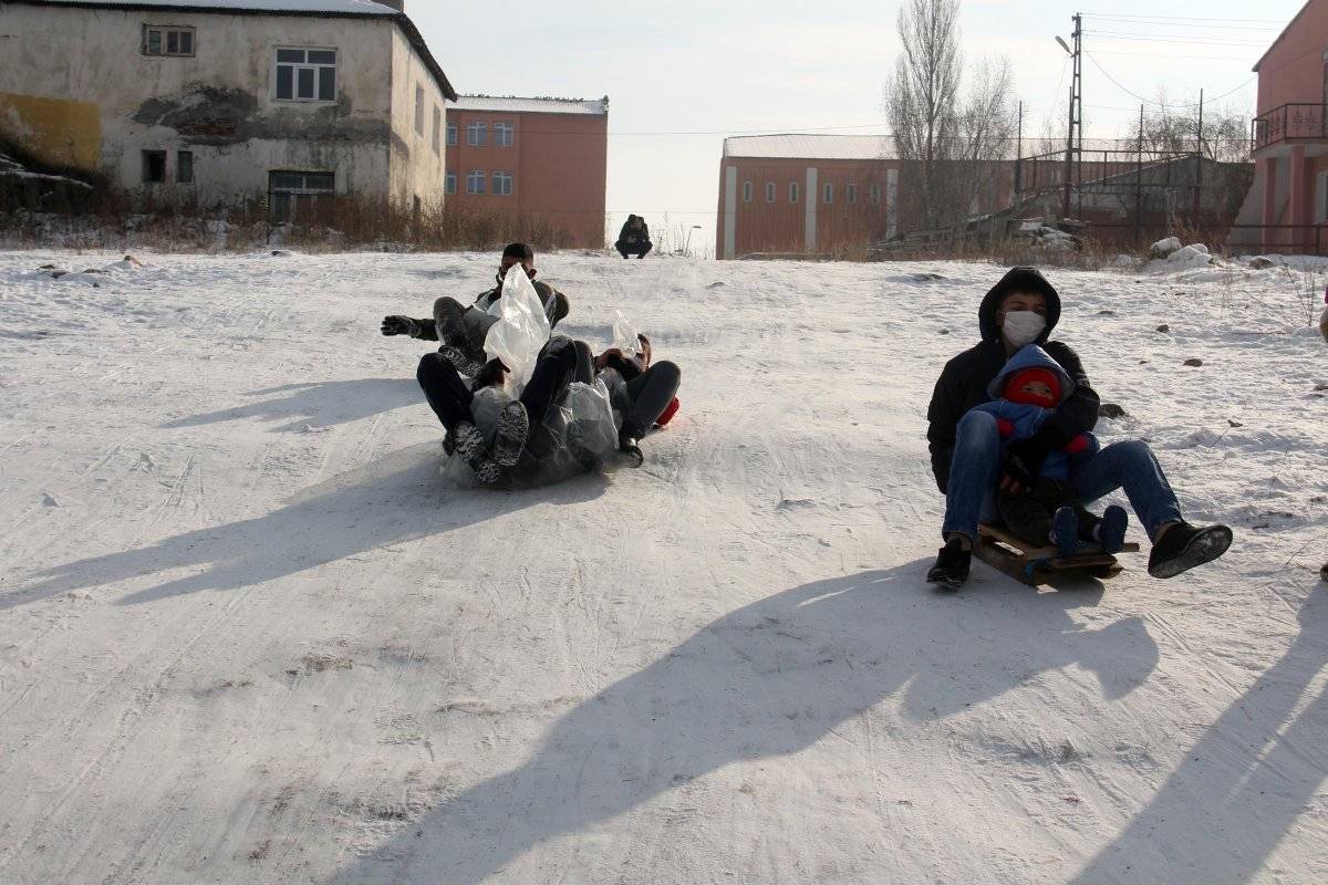 Ardahan'da çocukların kızak keyfi