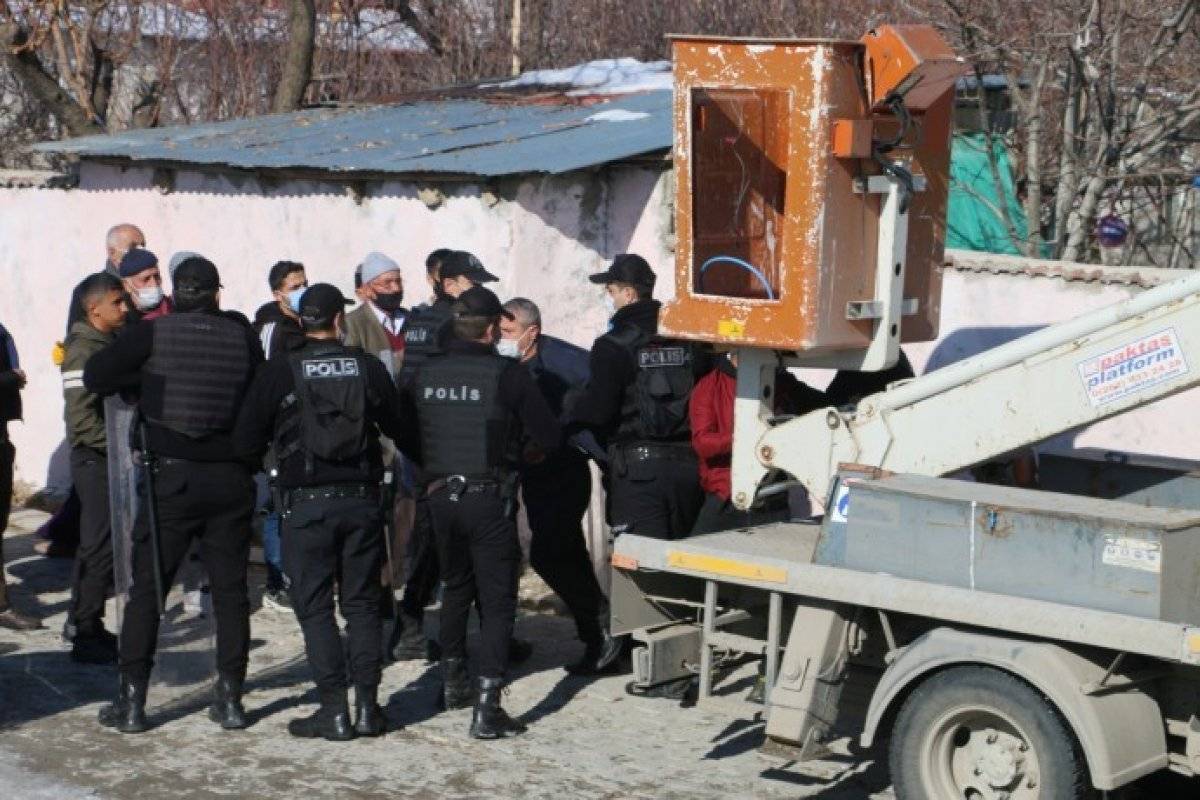 Van'da kaçak elektriği engellemeye çalışan ekiplere müdahale