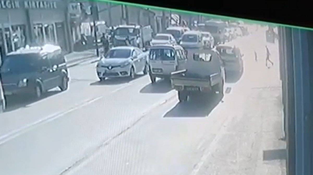 Bursa'da kırmızı ışık ihlali yapan sürücü, çocuğa çarptı