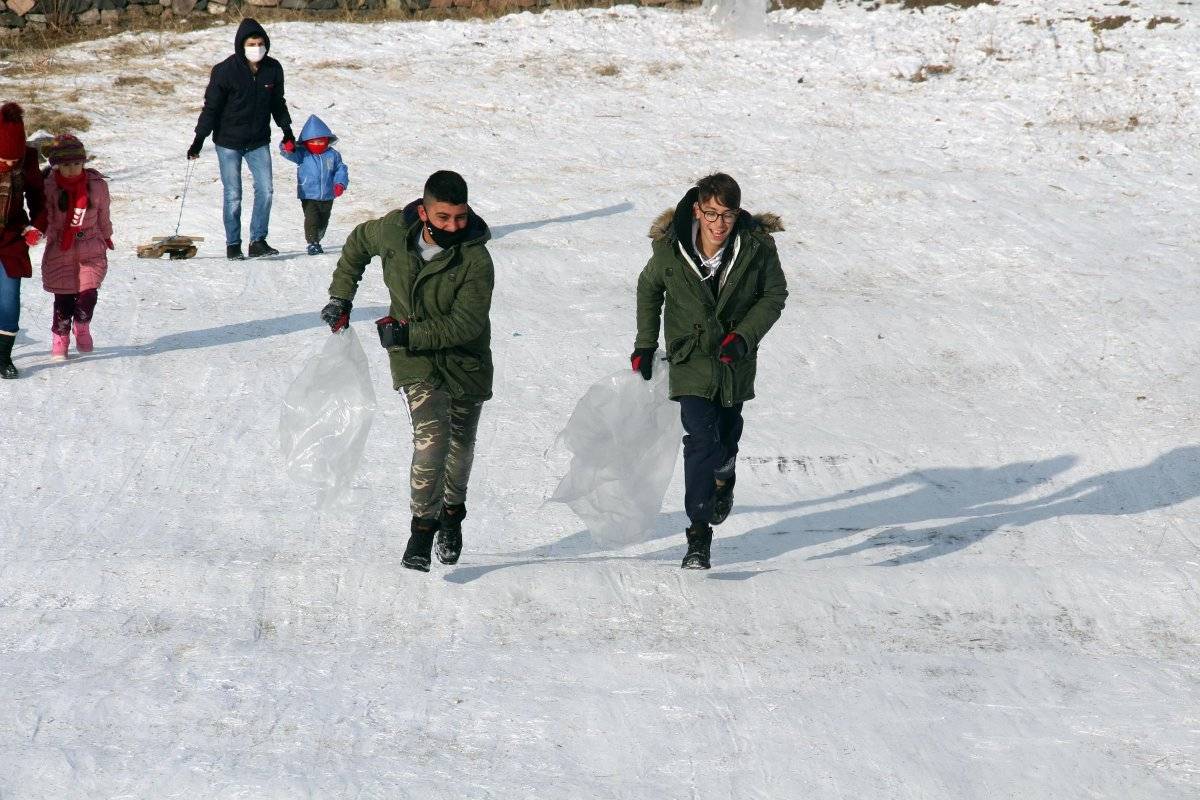 Ardahan'da çocukların kızak keyfi