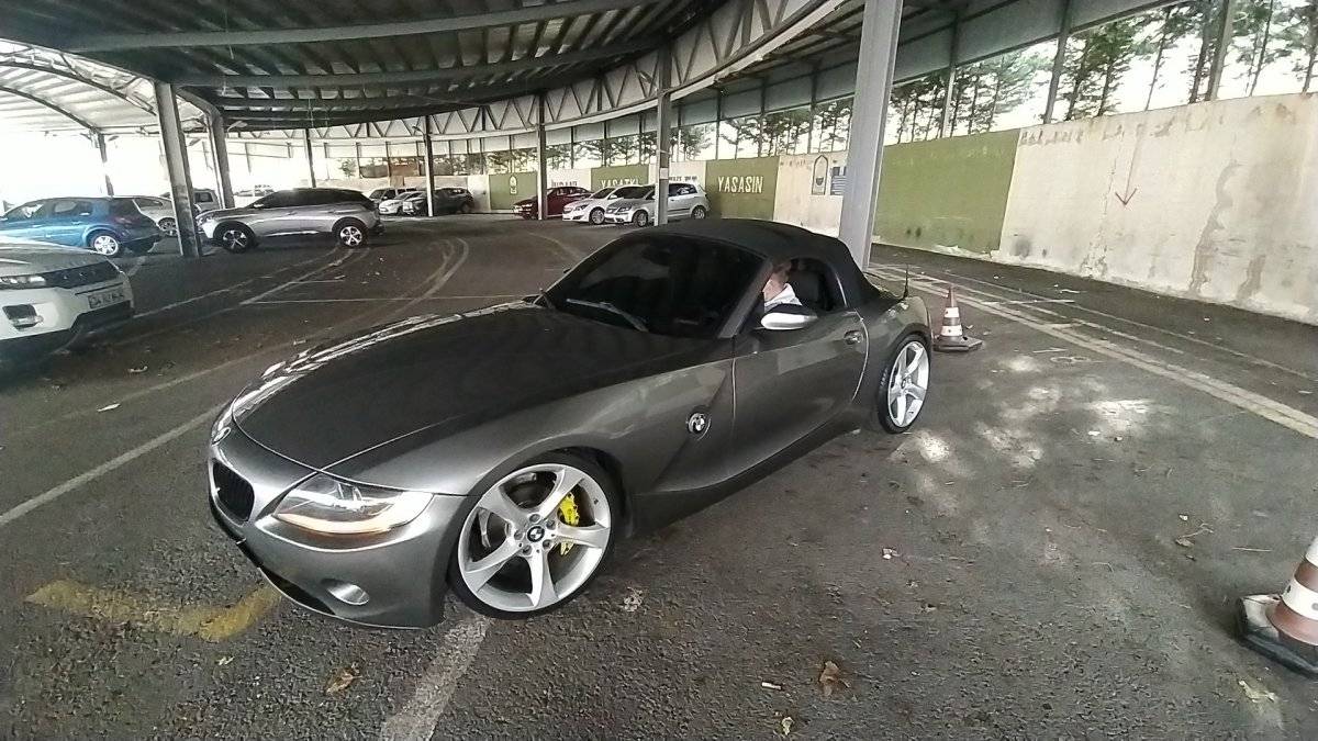 Bursa'da hırsızlık yapmak için lüks otomobilin tentesini kestiler