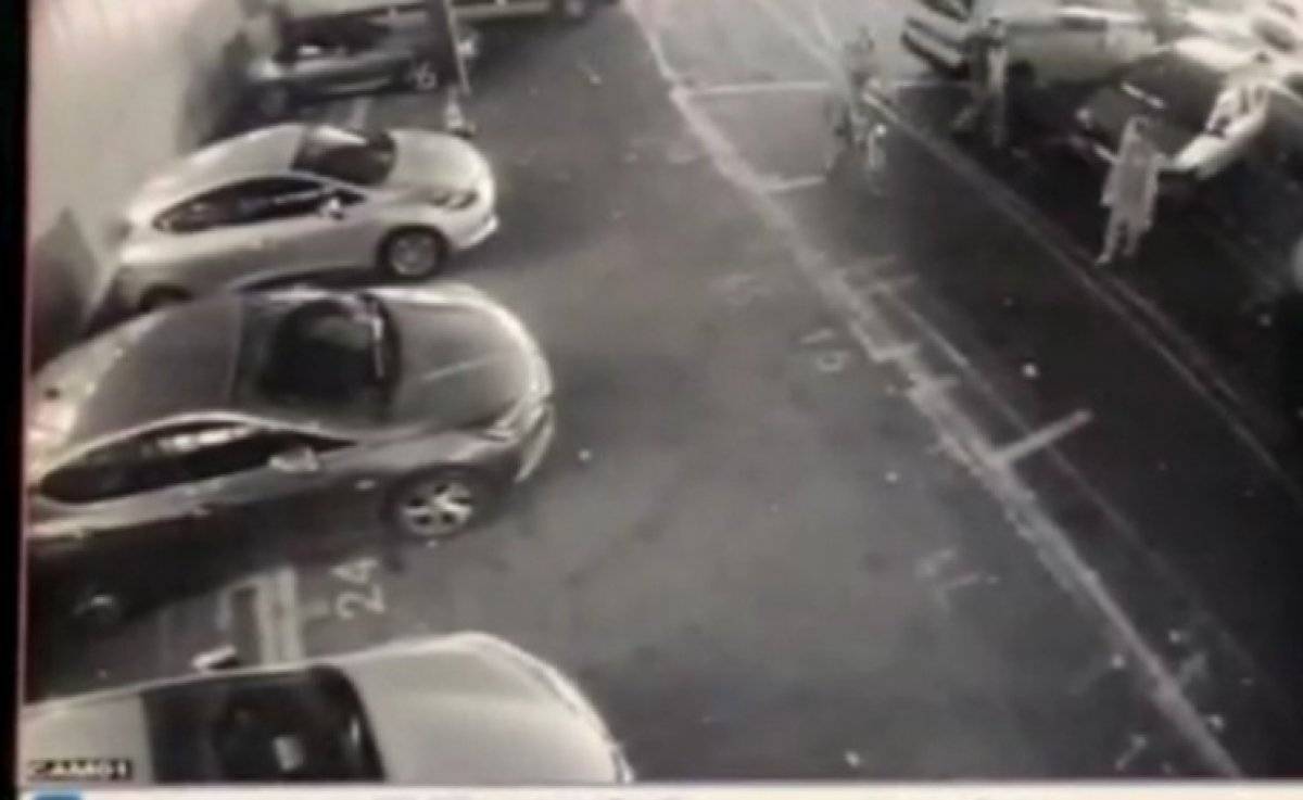 Bursa'da hırsızlık yapmak için lüks otomobilin tentesini kestiler