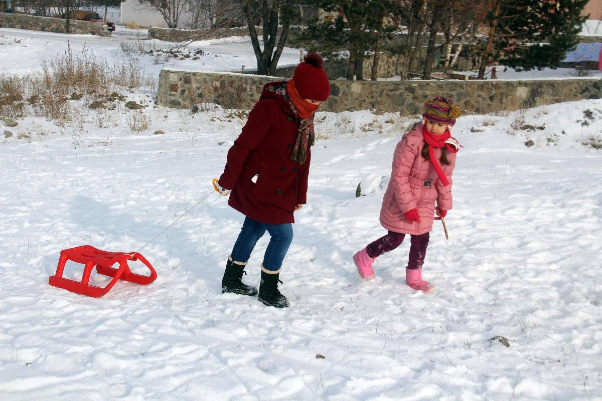 Ardahan'da çocukların kızak keyfi