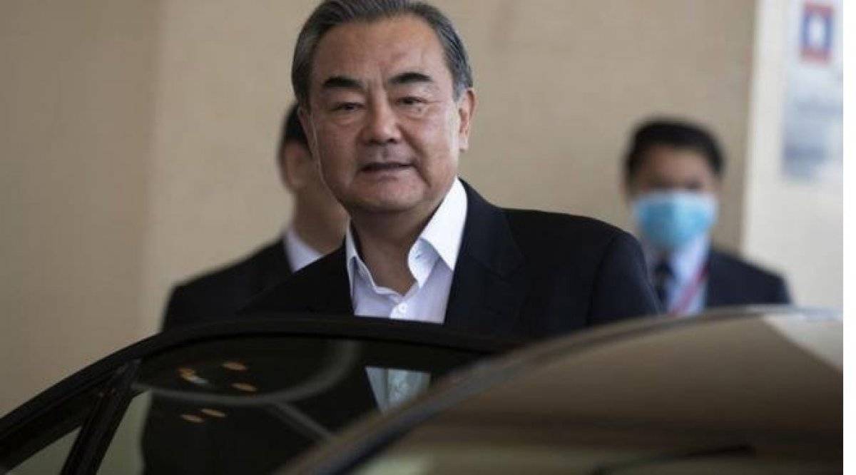 Çinli Bakan Vang Yi ile Serdar Ortaç benzerliği görenleri şaşırttı