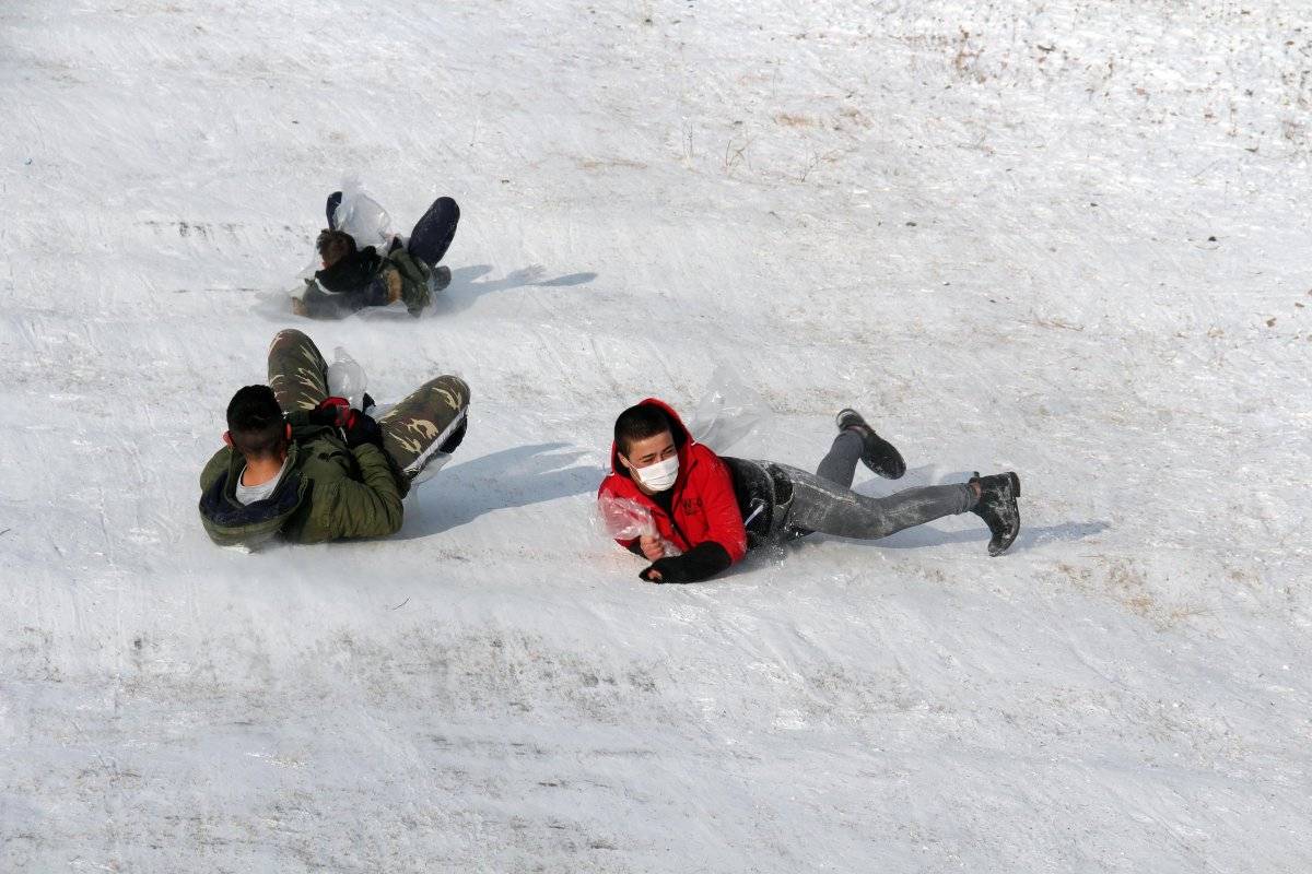 Ardahan'da çocukların kızak keyfi