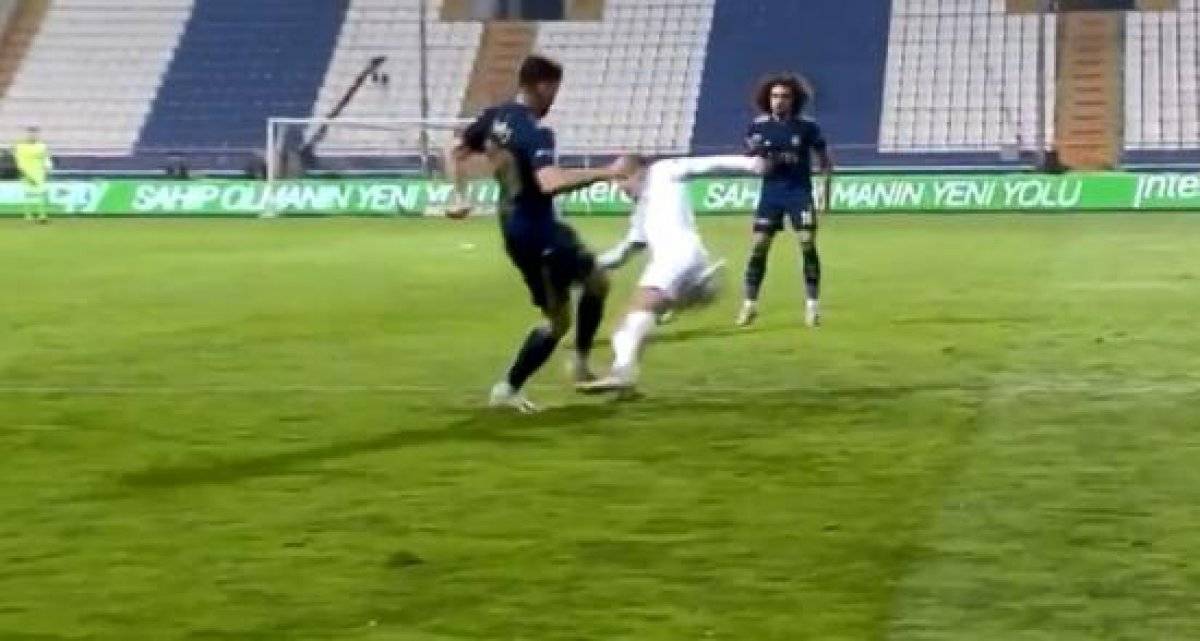 Fenerbahçelilerin penaltı beklediği pozisyon