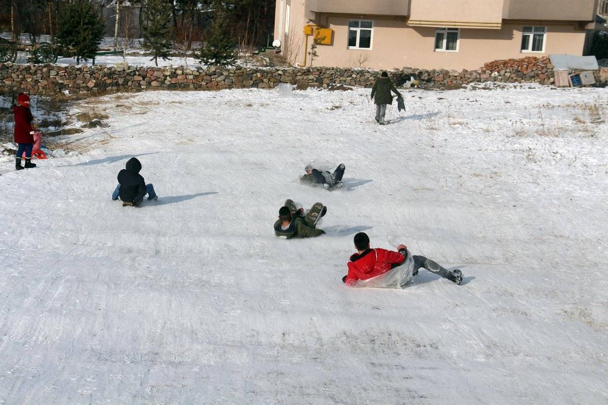 Ardahan'da çocukların kızak keyfi