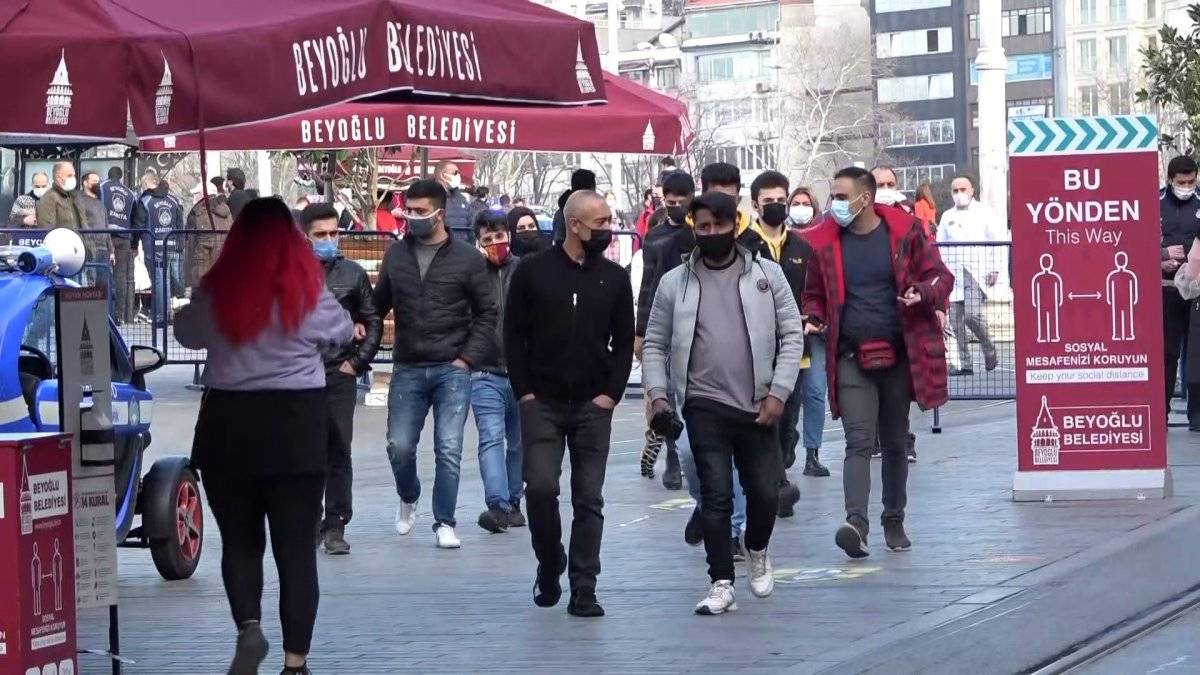 Taksim’de 80 saatlik kısıtlamadan sonra yoğunluk patlaması yaşandı