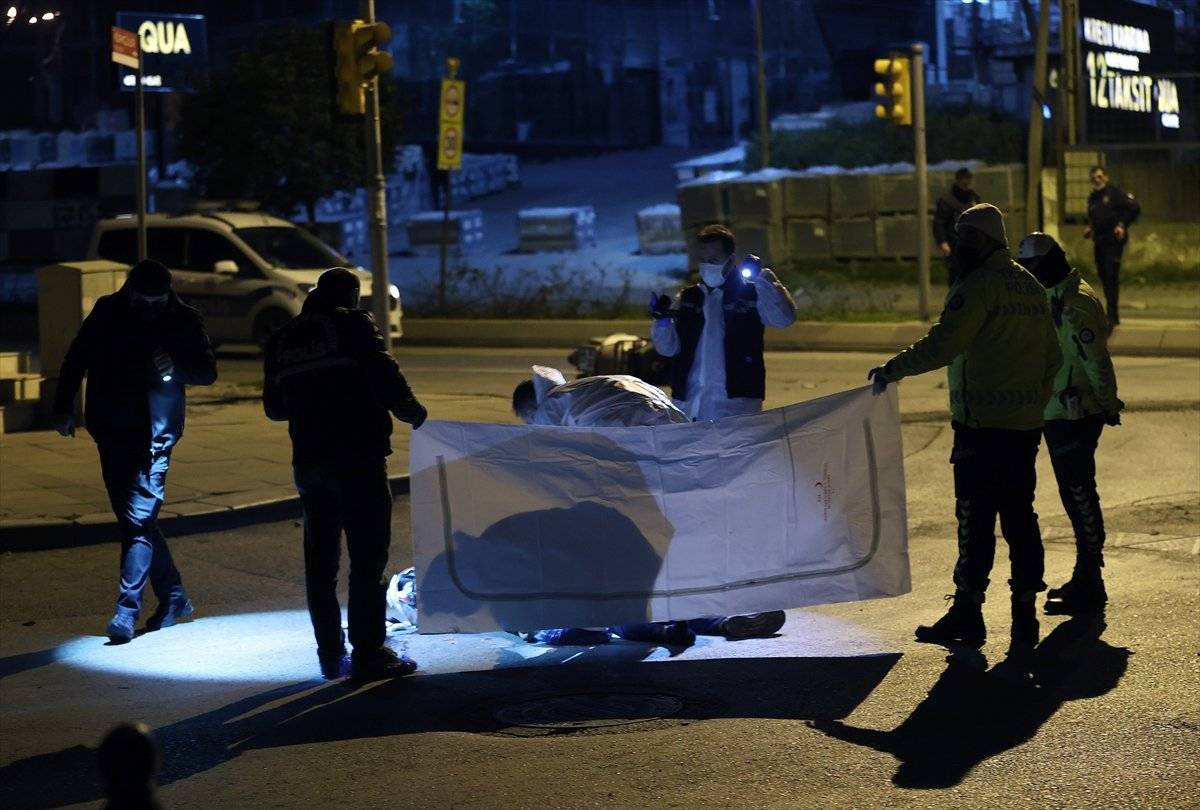 Ümraniye'de motosikletle kamyonet çarpıştı: 1 ölü