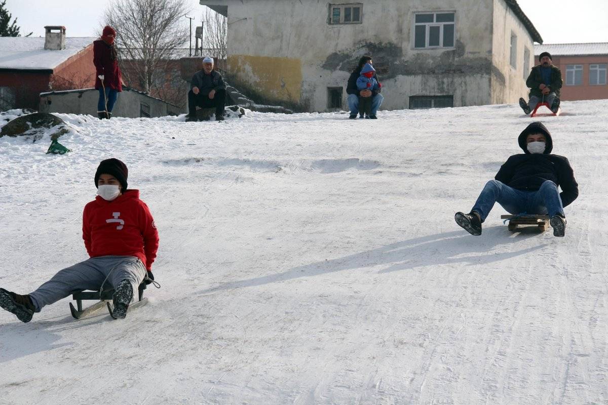 Ardahan'da çocukların kızak keyfi