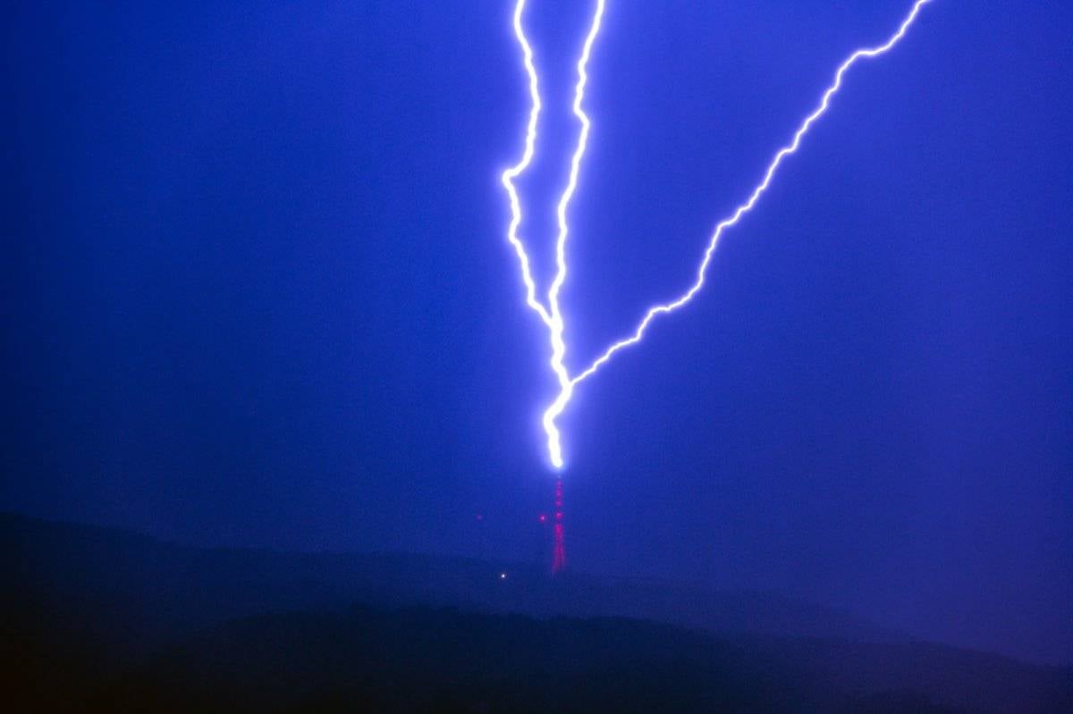 Çanakkale'deki Televizyon Verici Kulesi üzerine düşen yıldırımı fotoğrafladı
