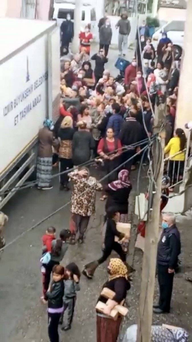 İzmir’de belediyenin izdiham yaratan yardımı