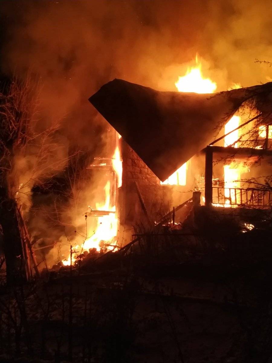 Artvin'de iki ailenin yaşadığı ev küle döndü