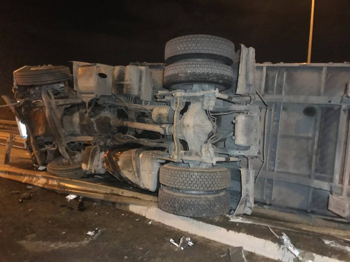 Kuzey Marmara Otoyolu'nda tır devrildi