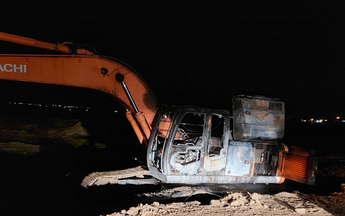 Diyarbakır’da belediyenin kiraladığı iş makinası yakıldı