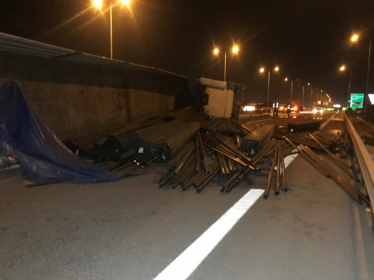 Kuzey Marmara Otoyolu'nda tır devrildi