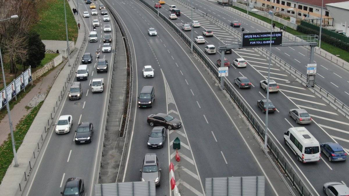 Avrasya Tüneli yoluna geri girerek kaçıyor, trafiği tehlikeye düşürüyorlar