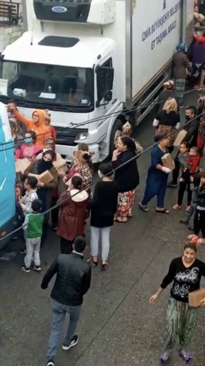 İzmir’de belediyenin izdiham yaratan yardımı