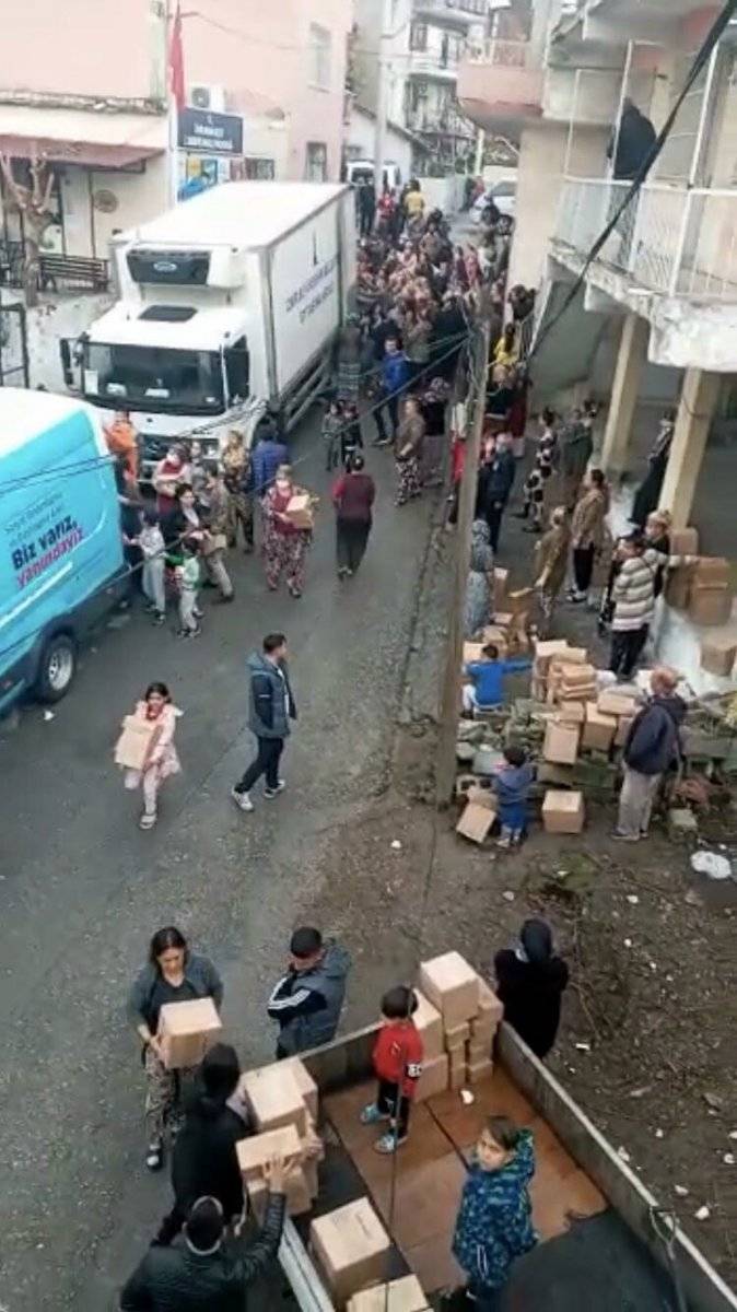 İzmir’de belediyenin izdiham yaratan yardımı