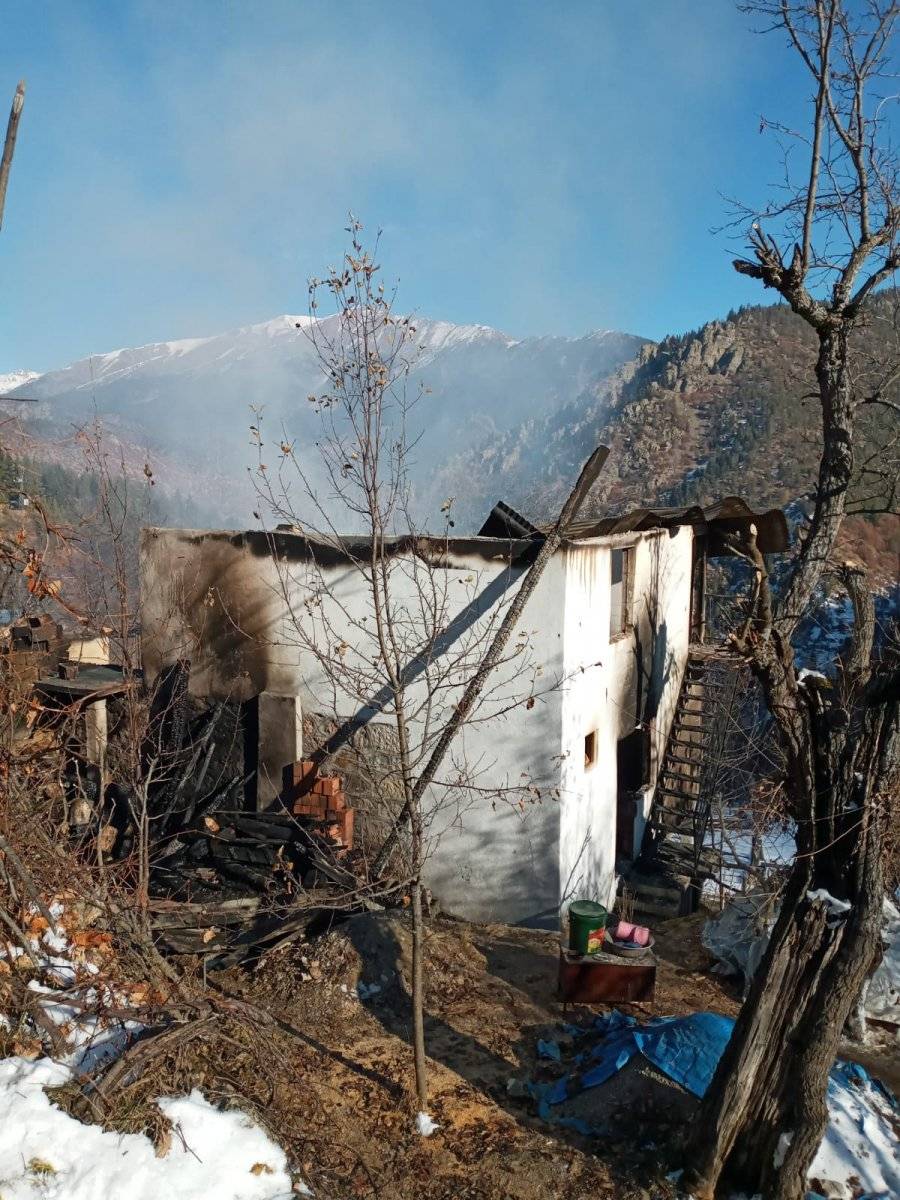Artvin'de iki ailenin yaşadığı ev küle döndü