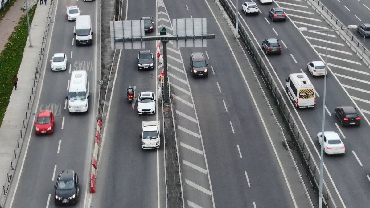 Avrasya Tüneli yoluna geri girerek kaçıyor, trafiği tehlikeye düşürüyorlar