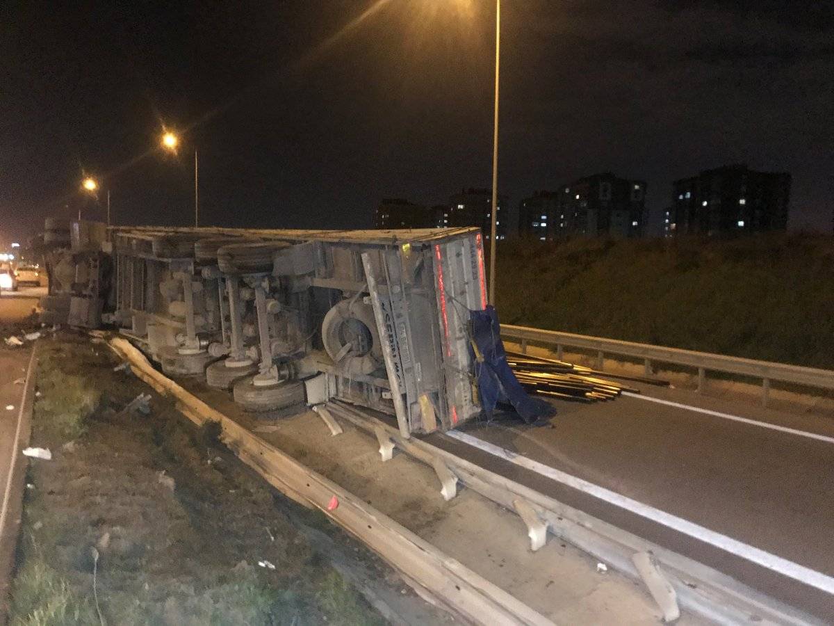 Kuzey Marmara Otoyolu'nda tır devrildi