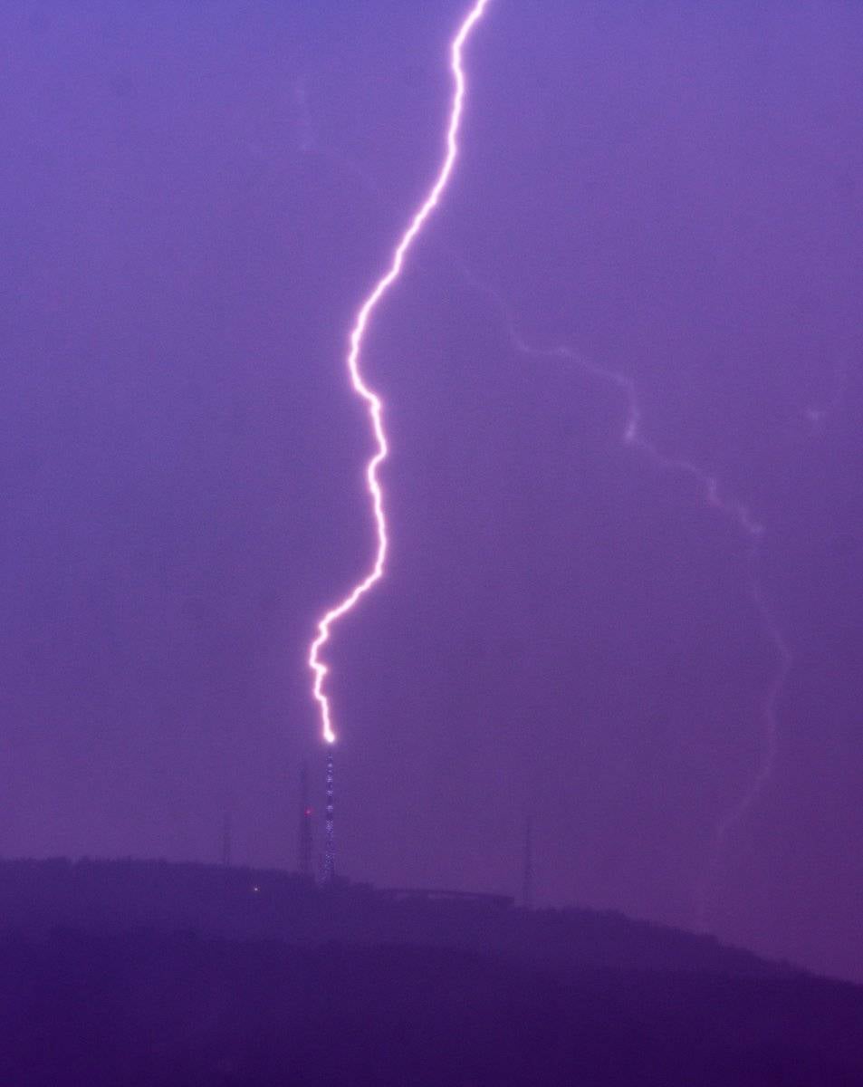 Çanakkale'deki Televizyon Verici Kulesi üzerine düşen yıldırımı fotoğrafladı