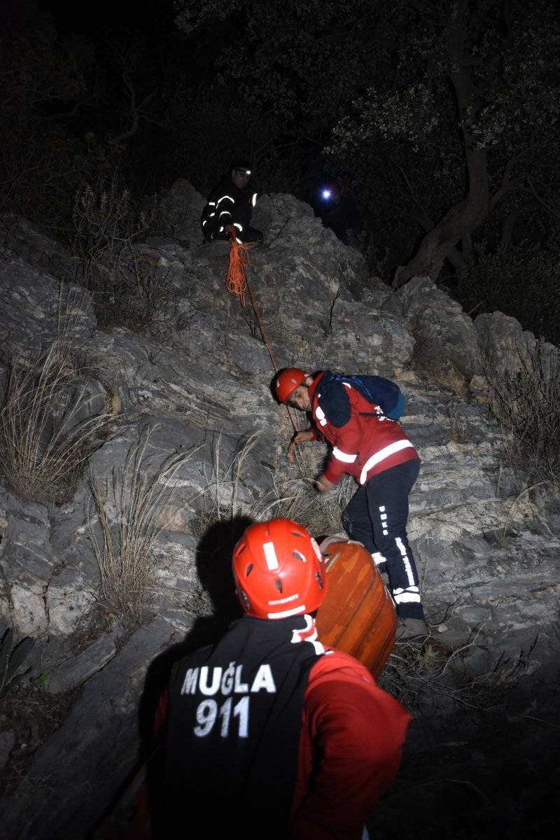 Bodrum’da kayalıklardan 5 metre aşağı düşen iş adamı 8 saatte kurtarıldı