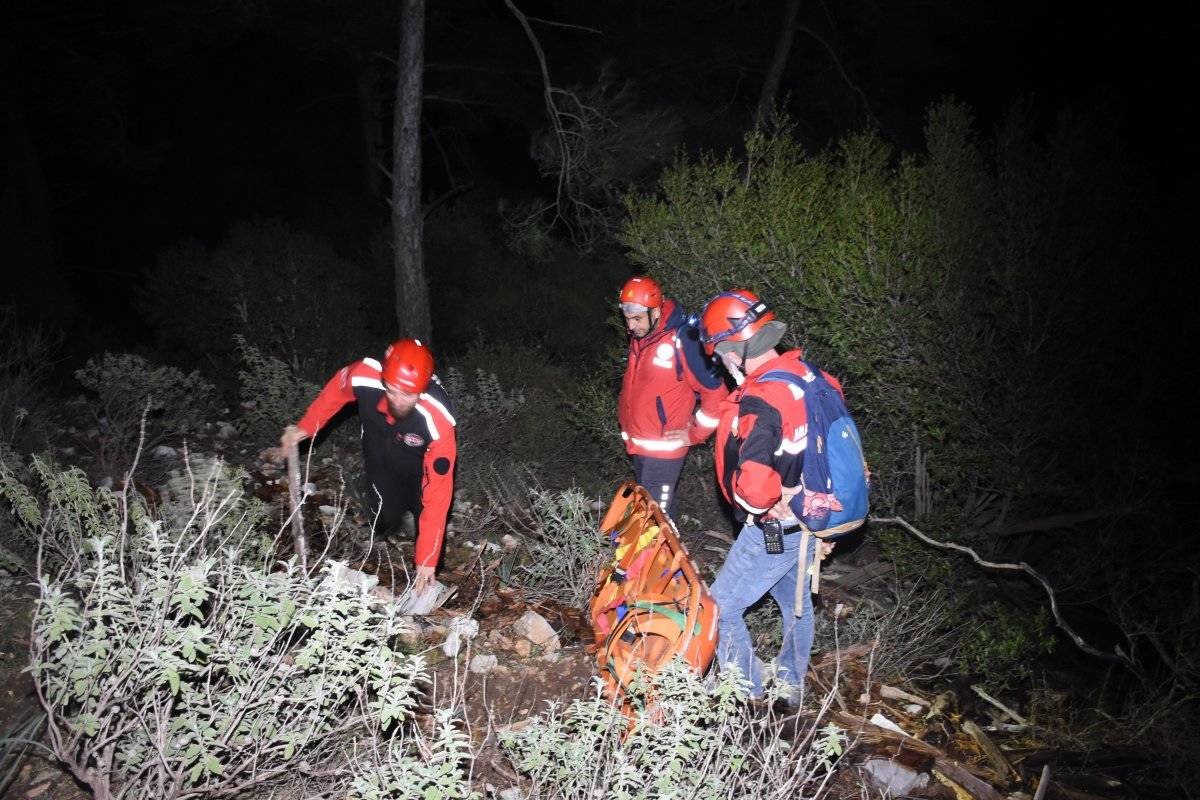 Bodrum’da kayalıklardan 5 metre aşağı düşen iş adamı 8 saatte kurtarıldı