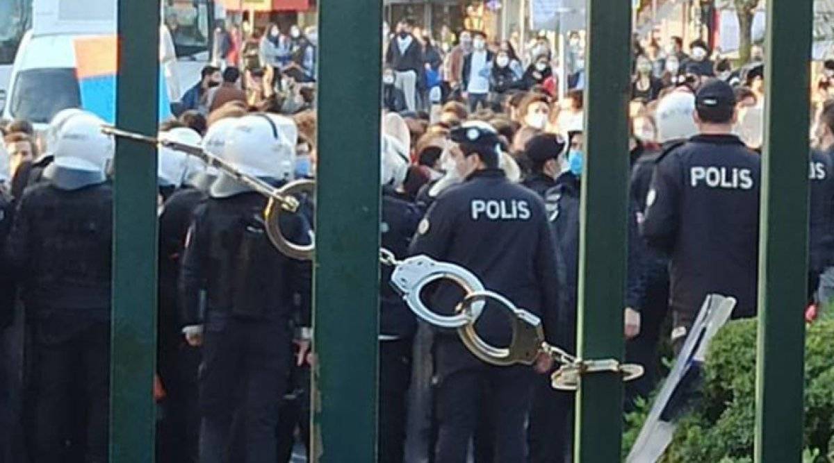 Boğaziçi Üniversitesi'nin kapısına takılan kelepçeyle ilgili inceleme başlatıldı