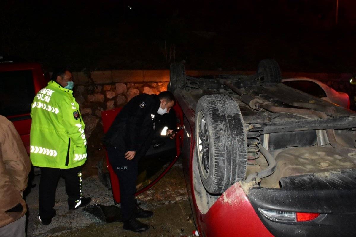 İzmir'de şarampole uçan otomobil, takla atarak sokağa düştü