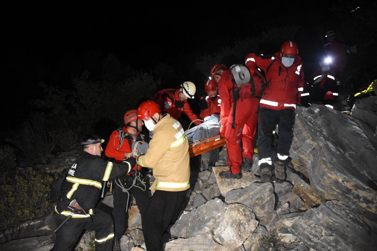 Bodrum’da kayalıklardan 5 metre aşağı düşen iş adamı 8 saatte kurtarıldı